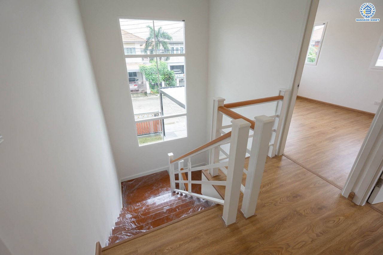 บ้านมือสองตกแต่งใหม่ ม.พฤกษาวิลเลจ11 ท่าอิฐ เนื้อที่ 52.5 ตร.ว. ฟังก์ชันพร้อม 3 ห้องนอน 2 ห้องน้ำ 1 ห้องอเนกประสงค์ จอดรถได้ 1 คัน บนทำเลศักยภาพ เข้า-ออกได้ทั้ง ถนนรัตนาธิเบศร์ และถนนราชพฤกษ์ ใกล้รถไฟฟ้าสายสีม่วง "สถานีบางรักน้อยท่าอิฐ"